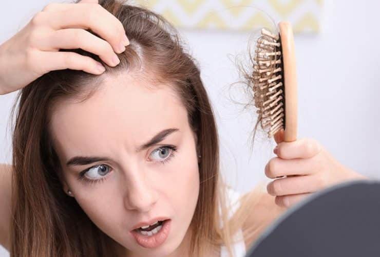 ریزش مو و دلایل آن در زنان